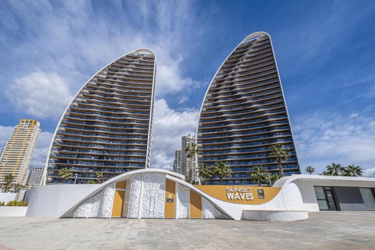 Sunset Waves Deluxe Apartments Poniente Beach Resort เบนิดอร์ม ภายนอก รูปภาพ